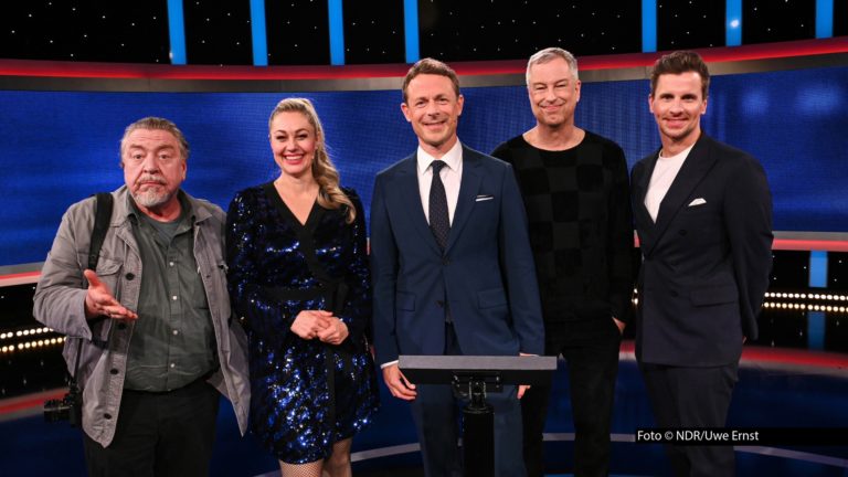 Die Jubiläums-Woche bei „Gefragt – Gejagt“ geht ihrem großen Finale entgegen. Zum Abschluss präsentiert Moderator Alexander Bommes eine XXL-Version der Quizshow im Ersten. In der Spezialausgabe stellen sich 16 Promis den allwissenden Jägern. Mit dabei sind u.a. Ruth Moschner und Thomas Hermanns. Foto © NDR/Uwe Ernst