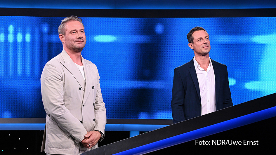 Am Samstag, den 20. Juli, zeigt die ARD zur Primetime eine XXL-Ausgabe von „Gefragt – Gejagt“. Insgesamt stellen sich 16 Promis der Quiz-Jagd im Ersten. Zudem soll des im April verstorbenen „Jägers“ Klaus Otto Nagorsnik gedacht werden. (Foto: NDR/Uwe Ernst)