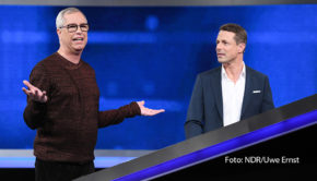 Am Samstagabend wird in der ARD wieder gequizzt. Der „Gefragt – Gejagt Quiz-Marathon“ geht nämlich am 19. August in die nächste Runde. Neben Entertainer Thomas Hermanns begrüßt Moderator Alexander Bommes u.a. auch Promis wie Enie van de Meiklokjes, Philipp Boy und Kerstin Ott zum Quizduell für den guten Zweck. (Foto: NDR/Uwe Ernst)
