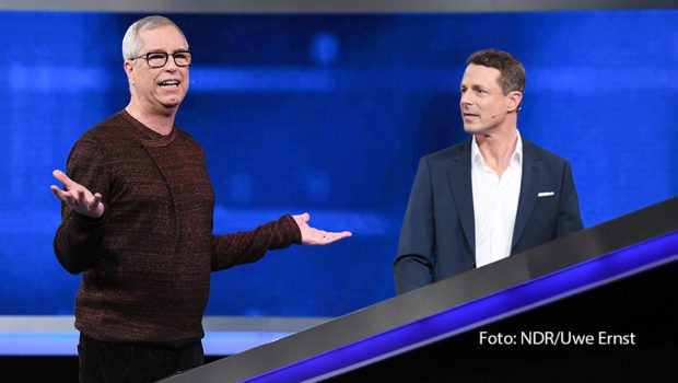 Am Samstagabend wird in der ARD wieder gequizzt. Der „Gefragt – Gejagt Quiz-Marathon“ geht nämlich am 19. August in die nächste Runde. Neben Entertainer Thomas Hermanns begrüßt Moderator Alexander Bommes u.a. auch Promis wie Enie van de Meiklokjes, Philipp Boy und Kerstin Ott zum Quizduell für den guten Zweck. (Foto: NDR/Uwe Ernst)