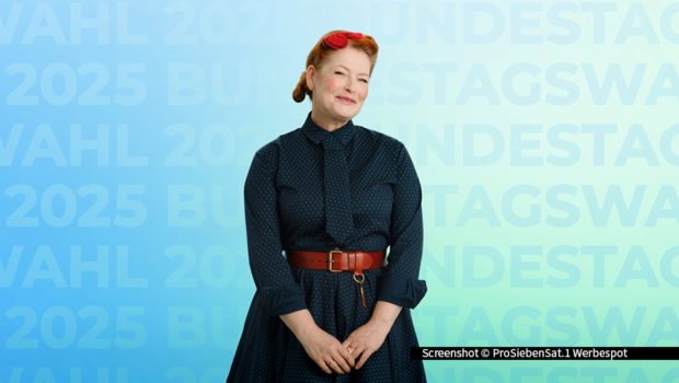 Stars wie Enie van de Meiklokjes unterstützen derzeit die ProSiebenSat.1-Kampagne „Geht bitte wählen“, die mit einem freundlichen Appell zur Bundestagswahl am 23. Februar aufruft. Die Initiative erinnert daran, dass jede Stimme zählt und unsere Demokratie aktiv mitgestaltet werden sollte. (Foto: ProSiebenSat.1 Werbespot)