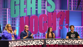 Die Sat.1-Show "Geht’s noch?! – Die irrwitzige Verbrauchershow" geht am 30. September in die zweite Runde. Mit der prominenten Unterstützung von Ilka Bessin, Michael Naseband, Sarah Engels und Matze Knop stellt sich das Comedy-Trio Mirja Boes, Olaf Schubert und Wigald Boning wieder den skurrilen Alltagssituationen der Zuschauer. (Foto: Joyn/Willi Weber)