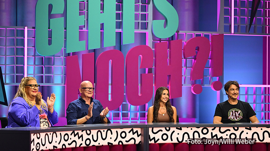 Die Sat.1-Show "Geht’s noch?! – Die irrwitzige Verbrauchershow" geht am 30. September in die zweite Runde. Mit der prominenten Unterstützung von Ilka Bessin, Michael Naseband, Sarah Engels und Matze Knop stellt sich das Comedy-Trio Mirja Boes, Olaf Schubert und Wigald Boning wieder den skurrilen Alltagssituationen der Zuschauer. (Foto: Joyn/Willi Weber)