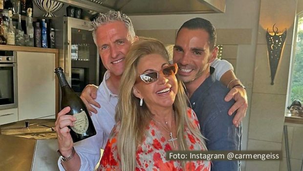 Zur neuen Folge von „Die Geissens – Der Podcast“, die jetzt bei RTL+ abrufbar ist, begrüßt Carmen Geiss mit ihrer Familie zwei Gäste: Ex-Rennfahrer Ralf Schumacher und sein Lebensgefährte Étienne Bousquet-Cassagne sprechen u.a. über ihre Beziehung und die Freundschaft mit den Geissens. (Foto: Instagram/@carmengeiss)