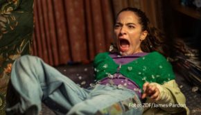 Die von ZDFneo koproduzierte britische Horror-Dramaserie „Generation Z“ kommt im Februar nach Deutschland. Im Mittelpunkt steht eine Teenager-Clique um die von Buket Kömür gespielte Kelly, die sich gegen eine Horde blutrünstiger Zombies im Rentenalter wehren muss. (Foto: ZDF/James Pardon)