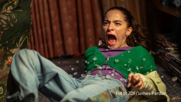 Die von ZDFneo koproduzierte britische Horror-Dramaserie „Generation Z“ kommt im Februar nach Deutschland. Im Mittelpunkt steht eine Teenager-Clique um die von Buket Kömür gespielte Kelly, die sich gegen eine Horde blutrünstiger Zombies im Rentenalter wehren muss. (Foto: ZDF/James Pardon)