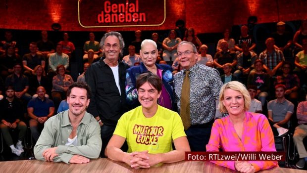 Zum Show-Donnerstag bei RTLzwei lädt Hugo Egon Balder am 25. April wieder zum Comedy-Quizklassiker „Genial daneben“ ein. Neben den Stamm-Ratekräften Hella von Sinnen und Wigald Boning sind diesmal Matze Knop, Nico Stank und Mirja Boes als Gäste dabei. (Foto: RTLzwei/Willi Winkler)