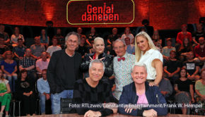 Am 14. März gibts bei RTLzwei eine neue Ausgabe von „Genial daneben“. Moderator Hugo Egon Balder begrüßt neben dem Stamm Rate-Duo Wigald Boning und Hella von Sinnen zur dritten Staffelfolge auch „Quatsch Comedy Club“-Gründer Thomas Hermanns, Schauspielerin Janine Kunze und Entertainer Guido Cantz. (Foto: RTLzwei/Constantin Entertainment/Frank W. Hempel)