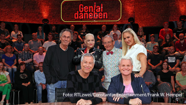 Am 14. März gibts bei RTLzwei eine neue Ausgabe von „Genial daneben“. Moderator Hugo Egon Balder begrüßt neben dem Stamm Rate-Duo Wigald Boning und Hella von Sinnen zur dritten Staffelfolge auch „Quatsch Comedy Club“-Gründer Thomas Hermanns, Schauspielerin Janine Kunze und Entertainer Guido Cantz. (Foto: RTLzwei/Constantin Entertainment/Frank W. Hempel)