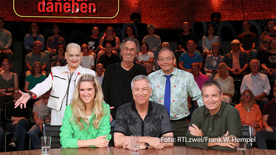 In der neuen Ausgabe von „Genial daneben“ begeben sich am 16. Mai neben Hella von Sinnen und Wigald Boning auch Thomas Hermanns, Katjana Gerz sowie Dieter Nuhr auf die Suche nach Antworten auf die kuriosesten Fragen. Moderiert wird der RTLzwei-Showklassiker wie gewohnt von Hugo Egon Balder. (Foto: RTLzwei/Frank W. Hempel)