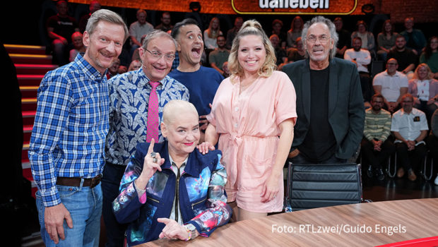 Am 28. Oktober startet bei RTLzwei die neue Staffel des Comedy-Klassikers „Genial daneben“. Neben dem Stammrateteam bestehend aus Hella von Sinnen und Wigald Boning stellen sich zum Auftakt auch Michael Kessler, Caroline Frier und Özcan Cosar den Fragen von Moderator Hugo Egon Balder. (Foto: RTLzwei/Guido Engels)