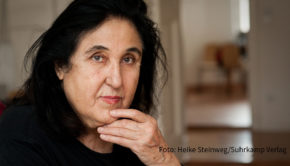 Emine Sevgi Özdamar erhält den diesjährigen Georg-Büchner-Preis. Die Deutsche Akademie für Sprache und Dichtung lobte die Berlinerin als Autorin, der die deutsche Sprache und Literatur neue Horizonte, Themen und einen hochpoetischen Sound verdanke. Die Auszeichnung gilt als bedeutendster Literaturpreis im deutschsprachigen Raum. (Foto: Heike Steinweg/Suhrkamp Verlag)