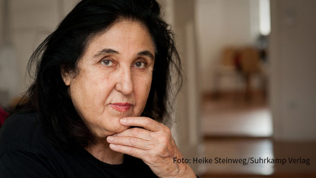 Emine Sevgi Özdamar erhält den diesjährigen Georg-Büchner-Preis. Die Deutsche Akademie für Sprache und Dichtung lobte die Berlinerin als Autorin, der die deutsche Sprache und Literatur neue Horizonte, Themen und einen hochpoetischen Sound verdanke. Die Auszeichnung gilt als bedeutendster Literaturpreis im deutschsprachigen Raum. (Foto: Heike Steinweg/Suhrkamp Verlag)