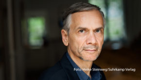 Am heutigen 18. Juli hat die Deutsche Akademie für Sprache und Dichtung bekannt gegeben, dass der Georg-Büchner-Preis 2023 an den Schriftsteller Lutz Seiler geht. Die mit 50.000 Euro dotierte Auszeichnung wird am 4. November im Staatstheater Darmstadt verliehen. (Foto: Heike Steinweg/Suhrkamp Verlag)