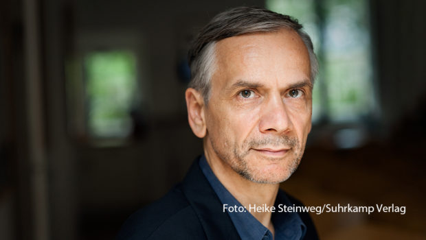 Am heutigen 18. Juli hat die Deutsche Akademie für Sprache und Dichtung bekannt gegeben, dass der Georg-Büchner-Preis 2023 an den Schriftsteller Lutz Seiler geht. Die mit 50.000 Euro dotierte Auszeichnung wird am 4. November im Staatstheater Darmstadt verliehen. (Foto: Heike Steinweg/Suhrkamp Verlag)