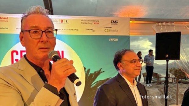 Auch zum Auftakt der MIPCOM 2024 war der „German MIP Cocktail“ von Medienboard Berlin-Brandenburg und Film- und Medienstiftung NRW wieder ein beliebter Treffpunkt. Die Gastgeber Helge Jürgens und Walid Nakschbandi bekräftigten, dass das Event in Cannes noch lange erhalten bleiben soll. (Foto: smalltalk)