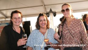 Zum Auftakt der Fernsehmesse Mipcom hatten die Film- und Medienstiftung NRW sowie das Medienboard Berlin-Brandenburg an den Strand von Cannes geladen. Beim „German MIP Cocktail“ waren gestern u.a. Noisy Pictures-Chefin Astrid Quentell sowie Shilan Maroofi und Petra Mauß von der Kick-Media AG vor Ort. (Foto: Eric Bonté/Film- und Medienstiftung NRW)