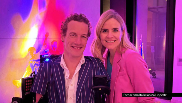 Stephanie Müller-Spirra war in Berlin als Moderatorin des German Paralympic Media Award im Einsatz, bei dem u.a. der Paraschwimmer und Erfolgsautor Janis McDavid als Laudator auftrat. Am 12. April führt Müller-Spirra erstmals durch die Bundesliga-„Sportschau“ am Samstag im Ersten. (Foto © smalltalk/Janina Lippertz)