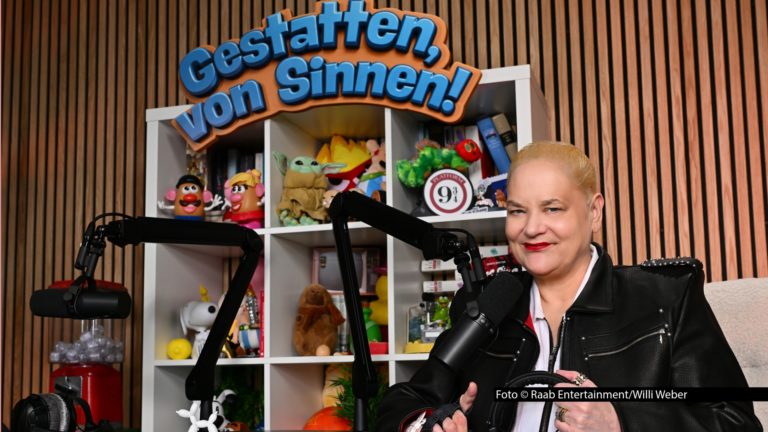 TV-Ikone Hella von Sinnen ist mit ihrem ersten eigenen Podcast „Gestatten, von Sinnen!“ an den Start gegangen. Im smalltalk-Interview spricht sie über das Audio- und Videoprojekt, das in Zusammenarbeit mit Re*Play, dem Podcast-Studio von Raab Entertainment, entsteht. Dabei verrät sie u.a. auch, wer ihre absoluten Traumgäste wären. Foto © Raab Entertainment/Willi Weber