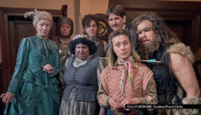 Unter Federführung des WDR ist die Comedy-Serie „Ghosts“ entstanden, die am 7. März in der ARD-Mediathek startet. Erzählt wird die Geschichte eines jungen Paares, das sich ein geerbtes Hausl mit einer Reihe von freundlichen Geistern – u.a. gespielt von Max Giermann, Meltem Kaptan, Sina Tkotsch und Jan van Weyde – teilen muss. (Foto: WDR/BBC Studios/Frank Dicks)