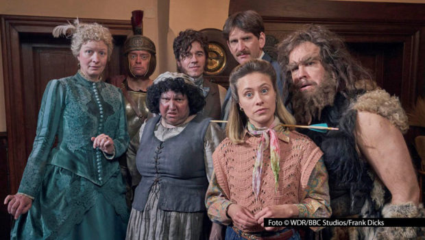 Unter Federführung des WDR ist die Comedy-Serie „Ghosts“ entstanden, die am 7. März in der ARD-Mediathek startet. Erzählt wird die Geschichte eines jungen Paares, das sich ein geerbtes Hausl mit einer Reihe von freundlichen Geistern – u.a. gespielt von Max Giermann, Meltem Kaptan, Sina Tkotsch und Jan van Weyde – teilen muss. (Foto: WDR/BBC Studios/Frank Dicks)