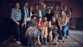 Seit dem 22. Mai laufen die Dreharbeiten für die neue Comedy-Serie „Ghosts“. In der deutschen Adaption der erfolgreichen gleichnamigen BBC-Serie werden neben Cristina do Rego und Benito Bause u.a. auch Meltem Kaptan, Max Giermann und Jan van Weyde zu sehen sein. (Foto: WDR/BBC Studios/Frank Dicks)