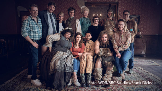 Seit dem 22. Mai laufen die Dreharbeiten für die neue Comedy-Serie „Ghosts“. In der deutschen Adaption der erfolgreichen gleichnamigen BBC-Serie werden neben Cristina do Rego und Benito Bause u.a. auch Meltem Kaptan, Max Giermann und Jan van Weyde zu sehen sein. (Foto: WDR/BBC Studios/Frank Dicks)