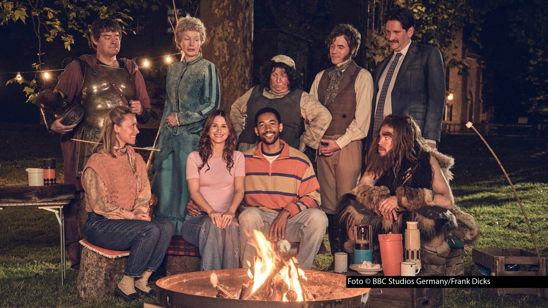 Im Kölner Umland haben die Dreharbeiten zur zweiten Staffel der deutschen Adaption von „Ghosts“ begonnen. Der Hauptcast mit u.a. Cristina do Rego, Benito Bause, Meltem Kaptan, Max Giermann, Jan van Weyde und Alexander Khuon bleibt auch in den neuen Folgen unverändert. (Foto © BBC Studios Germany/Frank Dicks)