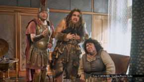 Als Mitglieder einer skurrilen, aber äußerst unterhaltsamen Geister WG sind u.a. Meltem Kaptan, Max Giermann und Jan van Weyde in der Comedy-Serie „Ghosts“ zu sehen. Das WDR Fernsehen strahlt die Adaption des gleichnamigen britischen Erfolgsformats am 16. August komplett linear aus. Foto © WDR/BBC Studios/Frank Dicks