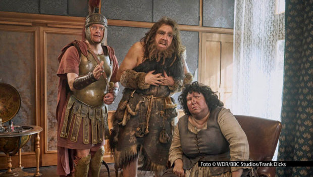 Als Mitglieder einer skurrilen, aber äußerst unterhaltsamen Geister WG sind u.a. Meltem Kaptan, Max Giermann und Jan van Weyde in der Comedy-Serie „Ghosts“ zu sehen. Das WDR Fernsehen strahlt die Adaption des gleichnamigen britischen Erfolgsformats am 16. August komplett linear aus. Foto © WDR/BBC Studios/Frank Dicks