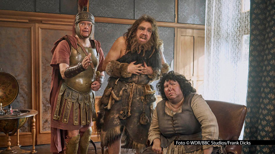 Als Mitglieder einer skurrilen, aber äußerst unterhaltsamen Geister WG sind u.a. Meltem Kaptan, Max Giermann und Jan van Weyde in der Comedy-Serie „Ghosts“ zu sehen. Das WDR Fernsehen strahlt die Adaption des gleichnamigen britischen Erfolgsformats am 16. August komplett linear aus. Foto © WDR/BBC Studios/Frank Dicks
