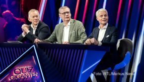 Johannes B. Kerner, Günther Jauch und Guido Cantz haben selbst schon oft als Quizmaster durch TV-Rateshows geführt. Am heutigen 10. Januar müssen sie beim „Gipfel der Quizgiganten“ auf RTL selbst ran. Als Kandidaten-Trio treten sie gegen vier ausgewiesene Quiz-Profis an. (Foto: RTL/Markus Nass)