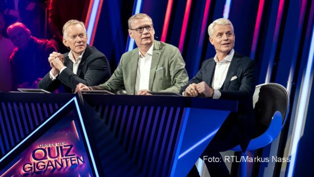 Johannes B. Kerner, Günther Jauch und Guido Cantz haben selbst schon oft als Quizmaster durch TV-Rateshows geführt. Am heutigen 10. Januar müssen sie beim „Gipfel der Quizgiganten“ auf RTL selbst ran. Als Kandidaten-Trio treten sie gegen vier ausgewiesene Quiz-Profis an. (Foto: RTL/Markus Nass)