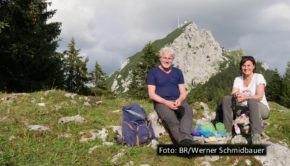 Werner Schmidbauer und Sandra Maischberger kennen sich bereits seit Jahrzehnten. In der aktuellen Folge seiner Wander-Talkshow „Gipfeltreffen“ lädt der Moderator seine Kollegin zum Gespräch in mehr als 1.500 Metern Höhe ein. Zu sehen gibt’s das Ganze am 3. Oktober im BR Fernsehen. /Foto: BR/Werner Schmidbauer)