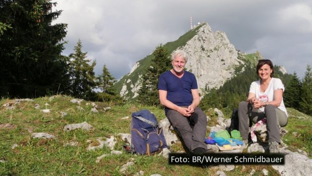 Werner Schmidbauer und Sandra Maischberger kennen sich bereits seit Jahrzehnten. In der aktuellen Folge seiner Wander-Talkshow „Gipfeltreffen“ lädt der Moderator seine Kollegin zum Gespräch in mehr als 1.500 Metern Höhe ein. Zu sehen gibt’s das Ganze am 3. Oktober im BR Fernsehen. /Foto: BR/Werner Schmidbauer)