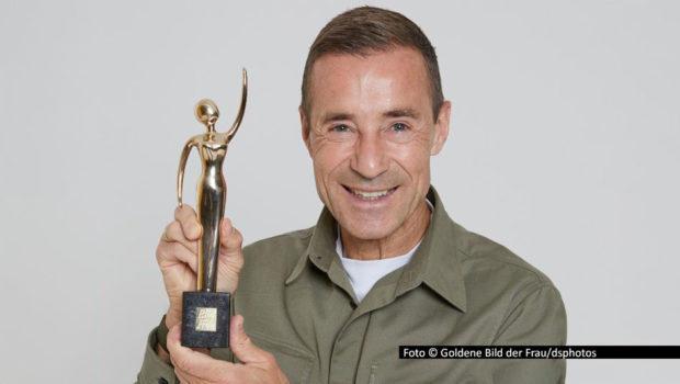 Showmaster Kai Pflaume führt am 19. November durch die 18. Verleihung der „Goldenen Bild der Frau“, die auch live auf Youtube übertragen wird. Als prominente Preispatinnen sind u.a. Ruth Moschner, Eva Padberg und Susanne Daubner dabei. Für musikalische Unterhaltung sorgen Alina und Sasha. (Foto © Goldene Bild der Frau/dsphotos)