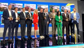 Am Mittwoch, den 9. November wurde im Berliner Axel-Springer-Haus zum 46. Mal das „Goldene Lenkrad“ verliehen. Beim von Barbara Schöneberger moderierten Branchentreffen mit den wichtigsten Auto-Managern gab es für das Solar-Fahrzeug Lightyear 0 den Preis für die beste Innovation. (Foto: smalltalk)