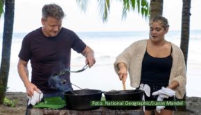 Am 16. Juni fällt bei National Geographic Wild der Startschuss für die neue Kochdoku „Gordon Ramsay: Kulinarischer Showdown“. In der ersten Folge geht’s für den Starkoch und Abenteurer Gordon Ramsay an die Jurassic Coast in Südengland, wo er auf zwei alte Bekannte trifft.(Foto: National Geographic/Justin Mandel)