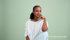 Unter dem Motto „Green Beauty starts with you“ richtet die „Green Beauty Week“ vom 22. bis 28. Juli den Fokus auf Nachhaltigkeit und Transparenz in der Kosmetik-Branche. Model, Autorin und Unternehmerin Sara Nuru unterstützt die Initiative, die auch in diesem Jahr ein starkes Zeichen für umweltbewusste Beauty-Routinen und Innovationen setzt. (Foto: Sistermag Studio)