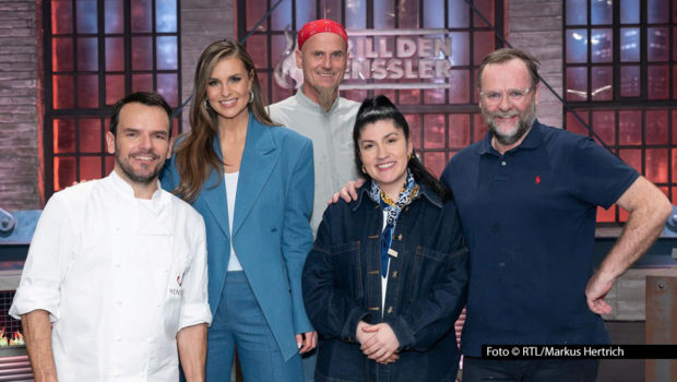 Am 30. März feiert „Grill den Henssler“ ein großes Staffelfinale – mit einem besonderen Coach-Special. Ab 20:15 Uhr tritt Spitzengastronom Steffen Henssler gegen seine Kollegen Elif Oskan, Ralf Zacherl und Sepp Schellhorn im direkten Kochduell an. Foto © RTL/Markus Hertrich