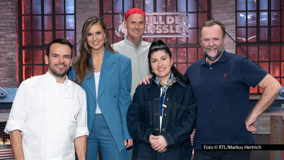 Am 30. März feiert „Grill den Henssler“ ein großes Staffelfinale – mit einem besonderen Coach-Special. Ab 20:15 Uhr tritt Spitzengastronom Steffen Henssler gegen seine Kollegen Elif Oskan, Ralf Zacherl und Sepp Schellhorn im direkten Kochduell an. Foto © RTL/Markus Hertrich