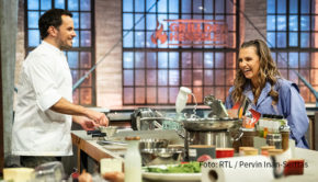 In diesem Frühling stellt sich Steffen Henssler wieder hitzigen Duellen am Herd. Ab dem 23. April kehrt nämlich „Grill den Henssler“ mit einer neuen Staffel bei Vox zurück. Diesmal gibt’s eine Premiere: Zum ersten Mal tritt Steffen Henssler im Solo-Duell gegen Sterne-Koch Frank Rosin an. (Foto: RTL/Pervin Inan-Serttas)