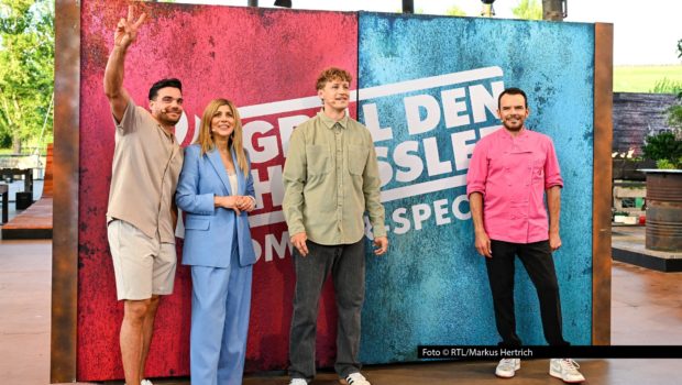 Zum Finale des diesjährigen „Grill den Henssler“-Sommer-Specials wagen sich Sänger Tim Bendzko, Food-Influencer Stefano Zarrella und Moderatorin Panagiota Petridou ins kulinarische Duell mit Spitzenkoch Steffen Henssler. Foto © RTL/Markus Hertrich