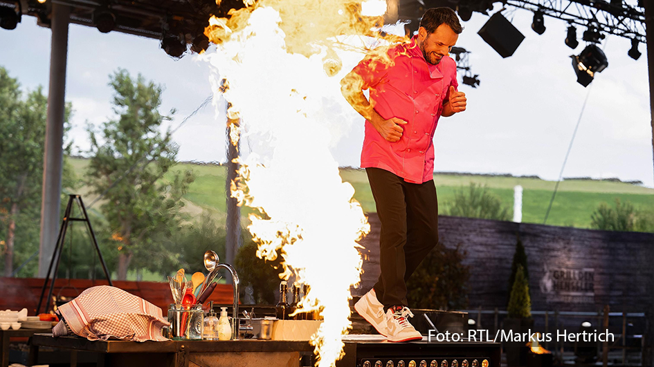 Ab dem 8. September zeigt Vox sechs neue Ausgaben von „Grill den Henssler – Das Sommerspecial“. Profikoch Steffen Henssler wird in diesem Jahr u.a. von Ilka Bessin, Sasha, Guido Cantz und Doc Caro zum sommerlichen Grill-Duell herausgefordert. (Foto: RTL/Markus Hertrich)
