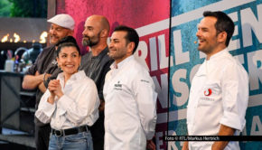 In der zweiten Folge des „Sommer-Specials“ seiner Vox-Show „Grill den Henssler“ wird Gastgeber Steffen Henssler am 21. September heftig gefordert. Seine Herausforderer sind diesmal keine Promi-Hobbyköche sondern die Vollprofis Elif Oskan, Ali Güngörmüs sowie die Gebrüder Eggert. Foto © RTL/Markus Hertrich