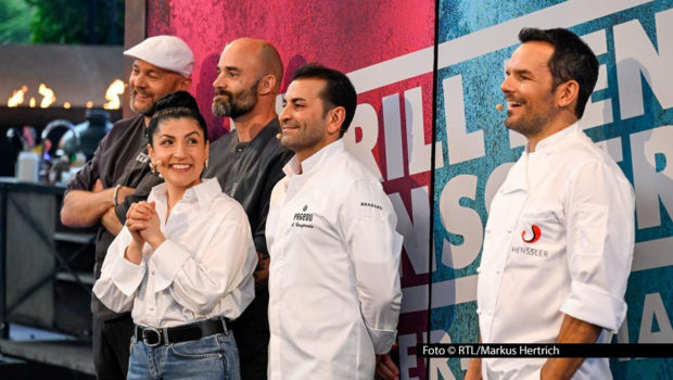 In der zweiten Folge des „Sommer-Specials“ seiner Vox-Show „Grill den Henssler“ wird Gastgeber Steffen Henssler am 21. September heftig gefordert. Seine Herausforderer sind diesmal keine Promi-Hobbyköche sondern die Vollprofis Elif Oskan, Ali Güngörmüs sowie die Gebrüder Eggert. Foto © RTL/Markus Hertrich