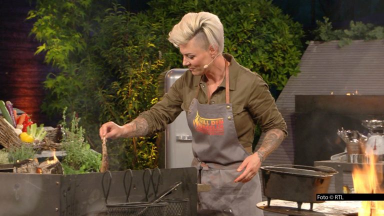 Das Sommer-Special der Vox-Show „Grill den Henssler“ wird am 23. August eröffnet. Notärztin und Bestsellerautorin Dr. Carola Holzner fordert mit Musiker Gustav Schäfer und Comedian Tony Bauer den Gast- und Namensgeber Steffen Henssler im Kochwettbewerb heraus. (Foto © RTL)