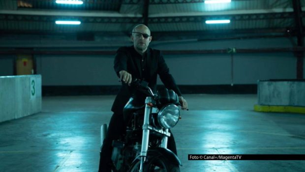 Am 22. Januar wurden die Produktionen bekannt gegeben, die in diesem Jahr Chancen auf einen Grimme-Preis haben. Insgesamt stehen 71 Nominierungen fest. Darunter ist auch die Dramaserie „Nachts im Paradies“ mit Hauptdarsteller Jürgen Vogel, die in der Kategorie „Fiktion“ ins Rennen geht. Foto © Canal+/MagentaTV