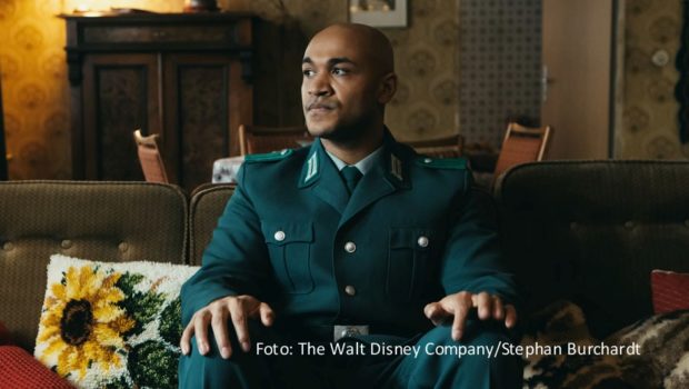 Die Nominierten für den 60. Grimme-Preis stehen fest. Dabei wurde der Streamingdienst Disney+ in der Kategorie „Fiktion“ mit zwei Serien nominiert. Neben „Sam – Ein Sachse“ mit Hauptdarsteller Malick Bauer geht auch „Deutsches Haus“ ins Rennen um die traditionsreiche Auszeichnung. (Foto: The Walt Disney Company/Stephan Burchardt)