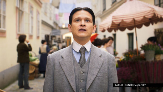Am 4. April wird in Marl zum 61. Mal der Grimme-Preis verliehen. Nun haben die zuständigen Kommissionen die Nominierungen für insgesamt 64 Produktionen und Einzelleistungen ausgesprochen. Darunter ist auch die fiktionale ARD/ORF-Serie „Kafka“ mit Joel Basman in der Titelrolle. (Foto: HR/NDR/Superfilm)